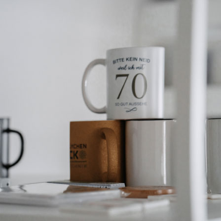 Tasse mit 70er Jubiläum Grafik