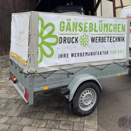 Anhänger mit Werbung
